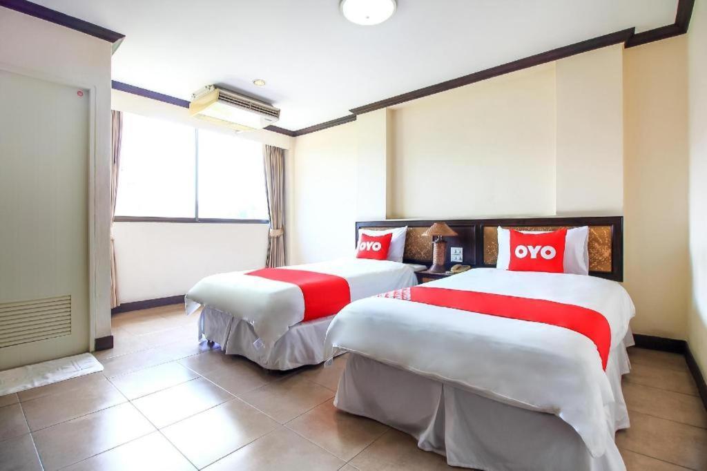 Oyo 383 White Inn Hotel Ban Khlong Lat Bua Khao Buitenkant foto