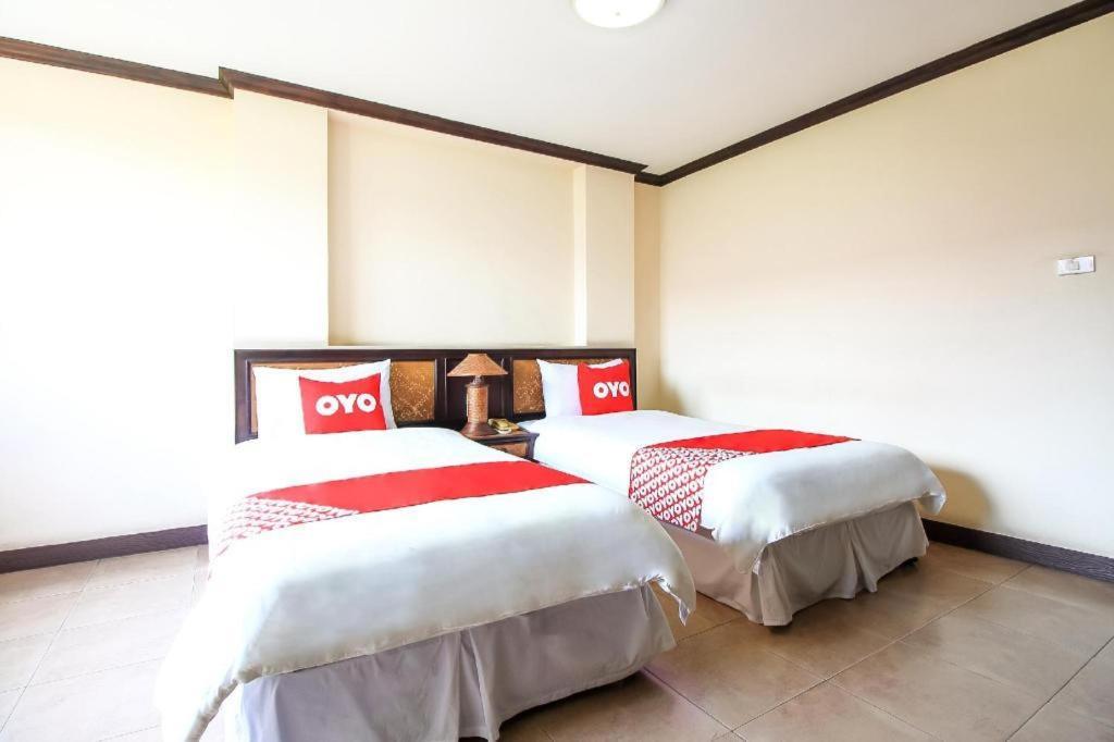 Oyo 383 White Inn Hotel Ban Khlong Lat Bua Khao Buitenkant foto