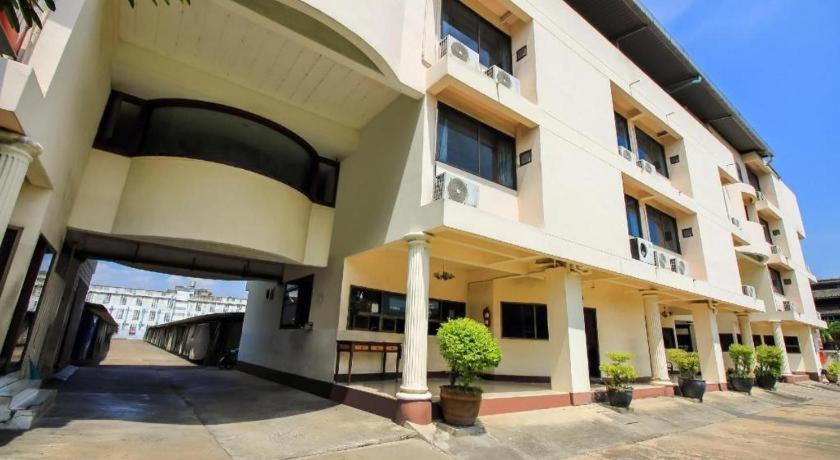 Oyo 383 White Inn Hotel Ban Khlong Lat Bua Khao Buitenkant foto