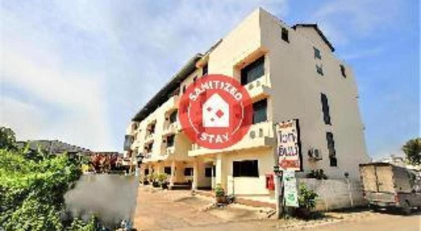 Oyo 383 White Inn Hotel Ban Khlong Lat Bua Khao Buitenkant foto