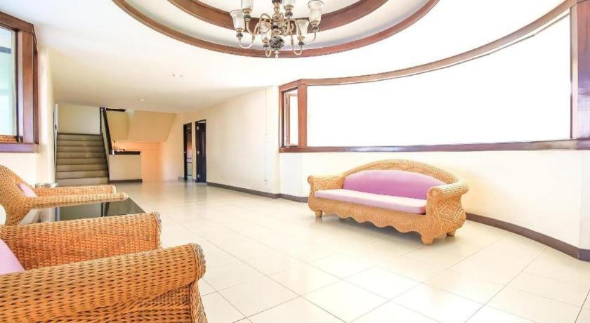 Oyo 383 White Inn Hotel Ban Khlong Lat Bua Khao Buitenkant foto