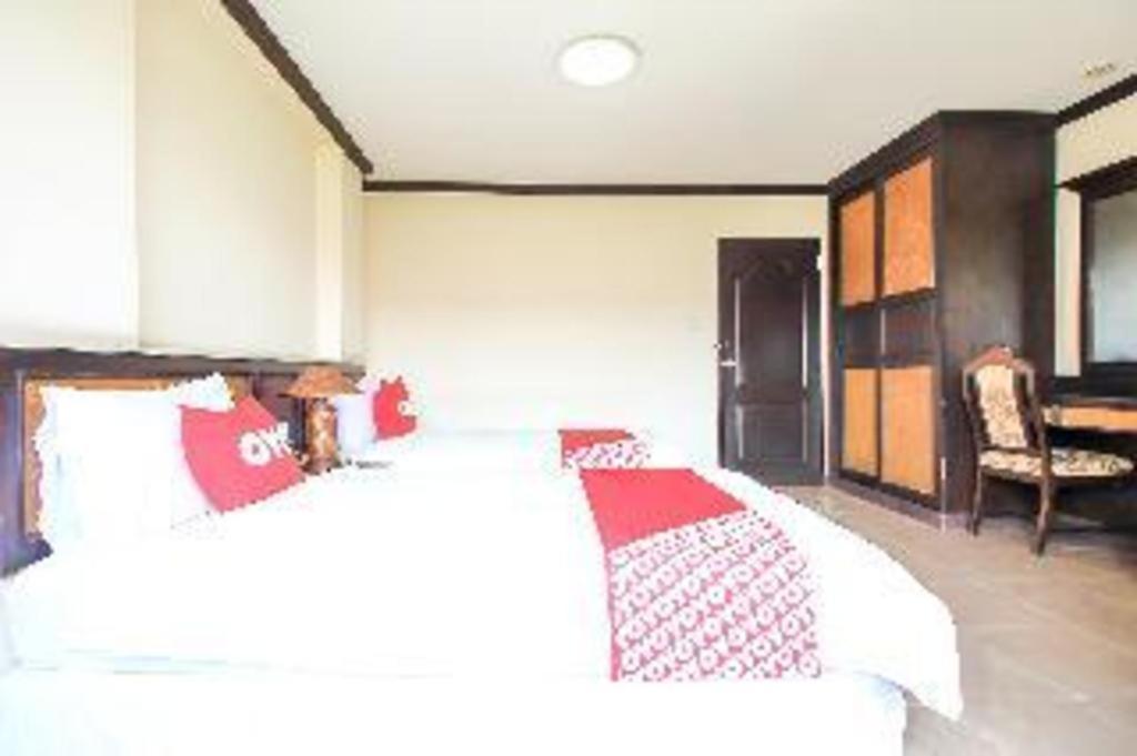 Oyo 383 White Inn Hotel Ban Khlong Lat Bua Khao Buitenkant foto