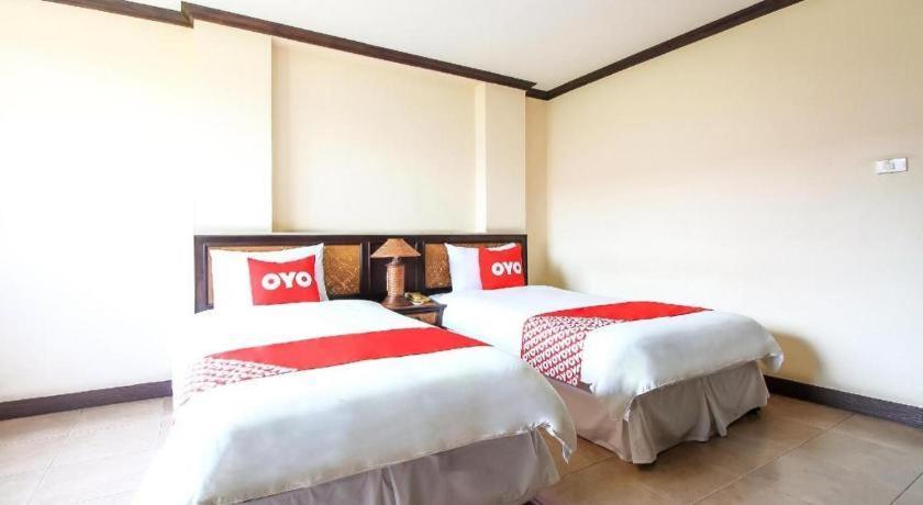 Oyo 383 White Inn Hotel Ban Khlong Lat Bua Khao Buitenkant foto
