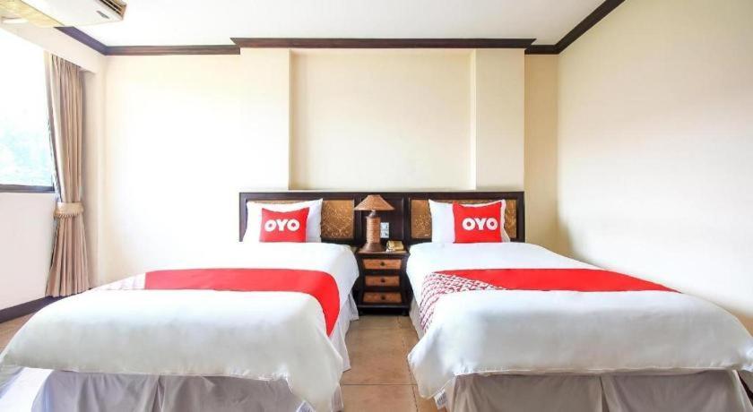Oyo 383 White Inn Hotel Ban Khlong Lat Bua Khao Buitenkant foto