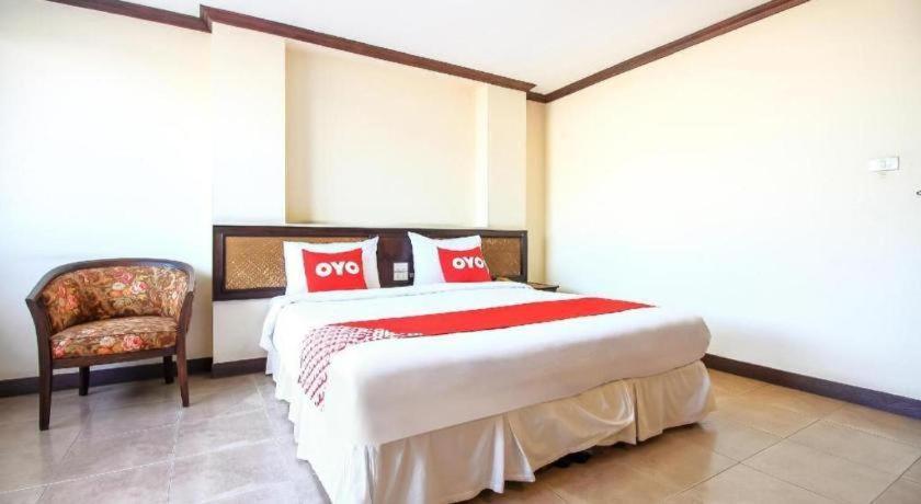 Oyo 383 White Inn Hotel Ban Khlong Lat Bua Khao Buitenkant foto