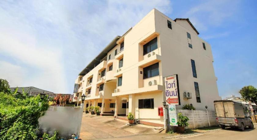 Oyo 383 White Inn Hotel Ban Khlong Lat Bua Khao Buitenkant foto