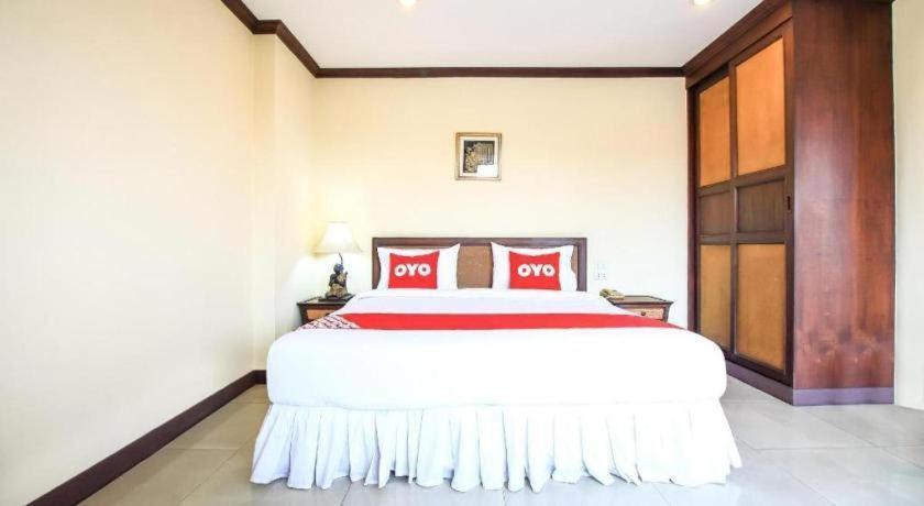 Oyo 383 White Inn Hotel Ban Khlong Lat Bua Khao Buitenkant foto