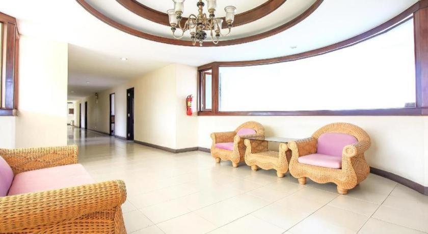 Oyo 383 White Inn Hotel Ban Khlong Lat Bua Khao Buitenkant foto