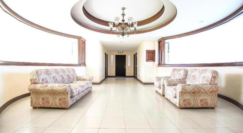 Oyo 383 White Inn Hotel Ban Khlong Lat Bua Khao Buitenkant foto