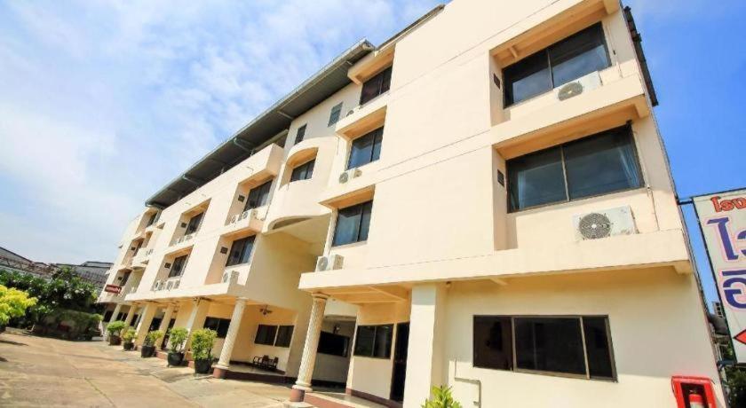 Oyo 383 White Inn Hotel Ban Khlong Lat Bua Khao Buitenkant foto