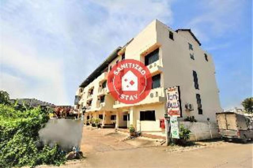 Oyo 383 White Inn Hotel Ban Khlong Lat Bua Khao Buitenkant foto